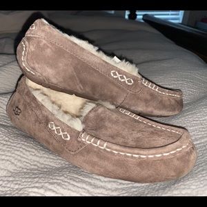 Women’s UGG Slippers NWOB Sz. 5 boots shoes